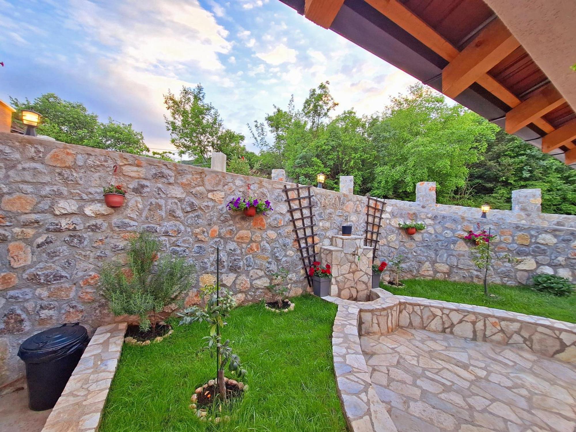 Sunny Side Apartments Rijeka Crnojevića Екстериор снимка